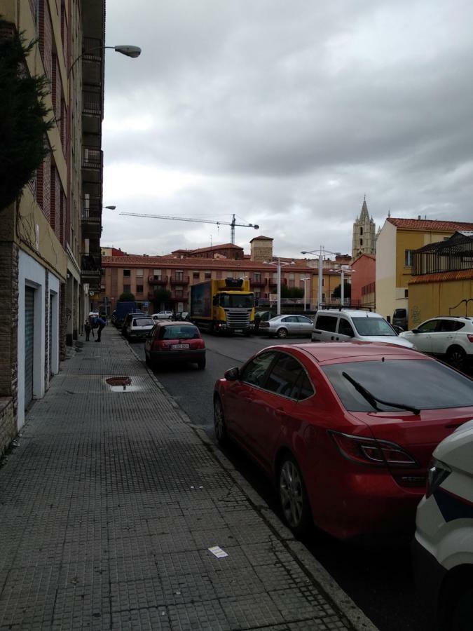 Alojamientos Turisticos Victor De Los Rios เลออน ภายนอก รูปภาพ